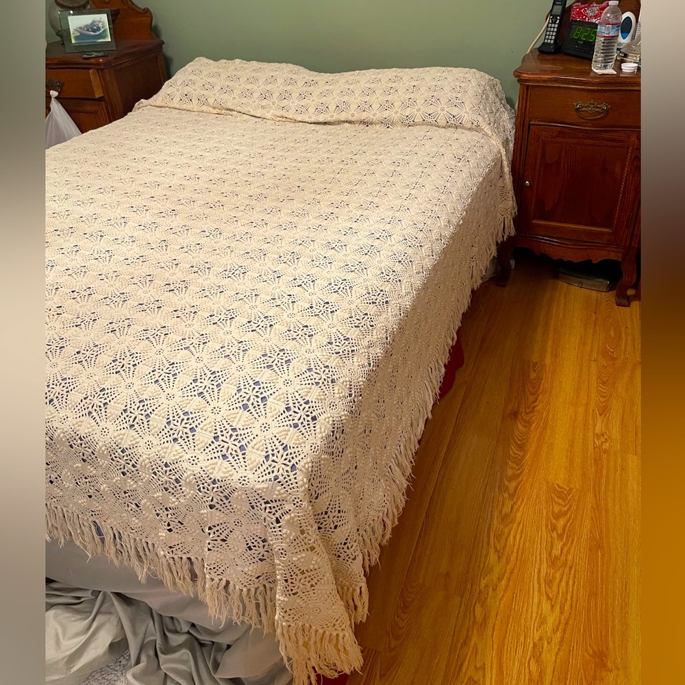 VINTAGE QUEEN Bedding Coverlet.